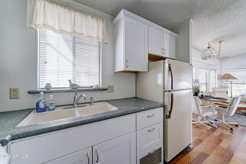 Sunny kitchen_lots of storage