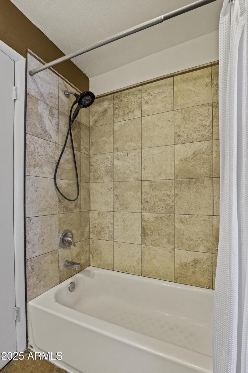 MH-Upstairs bathroom tub