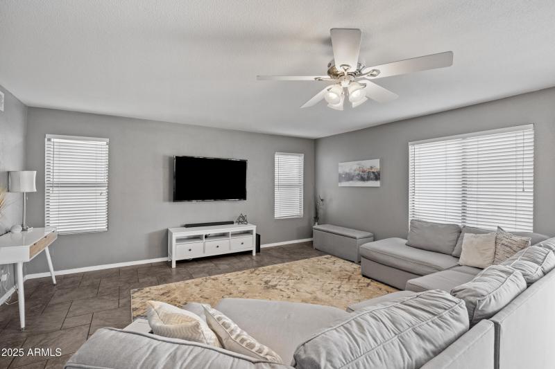 2027 E Parkside Ln-12