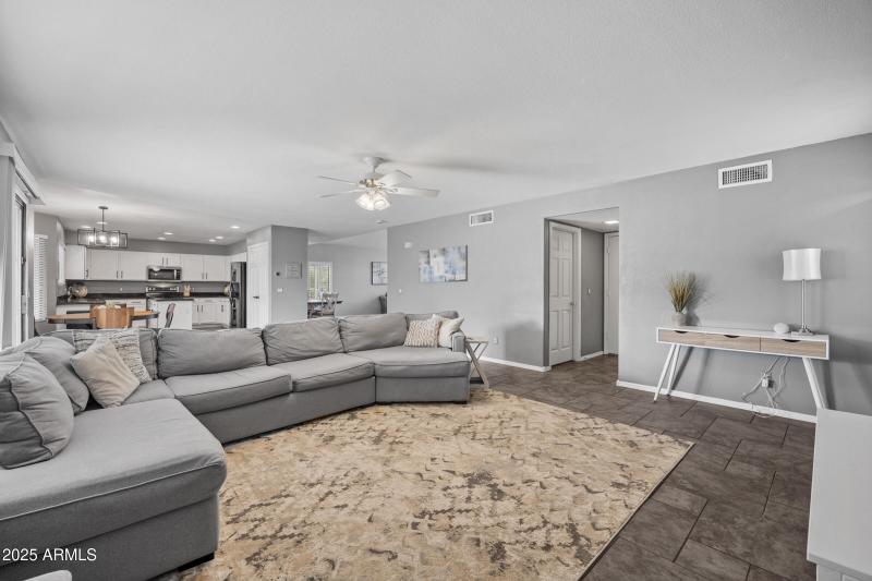 2027 E Parkside Ln-13