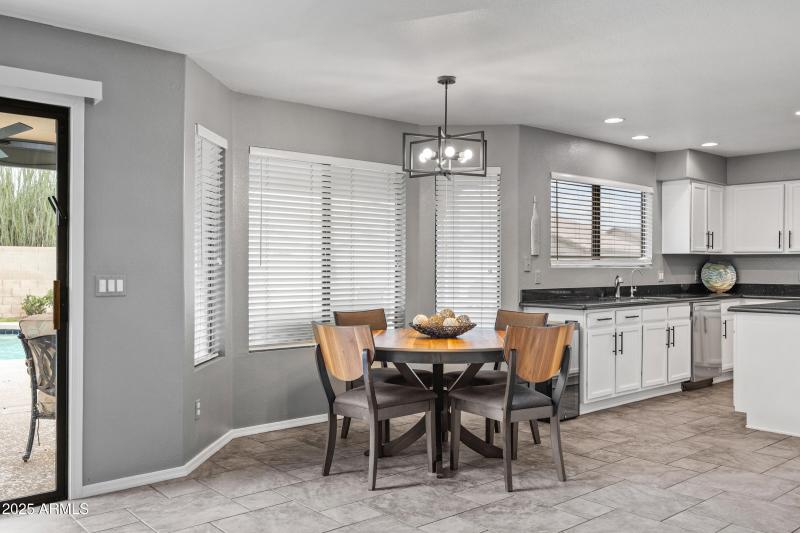 2027 E Parkside Ln-16