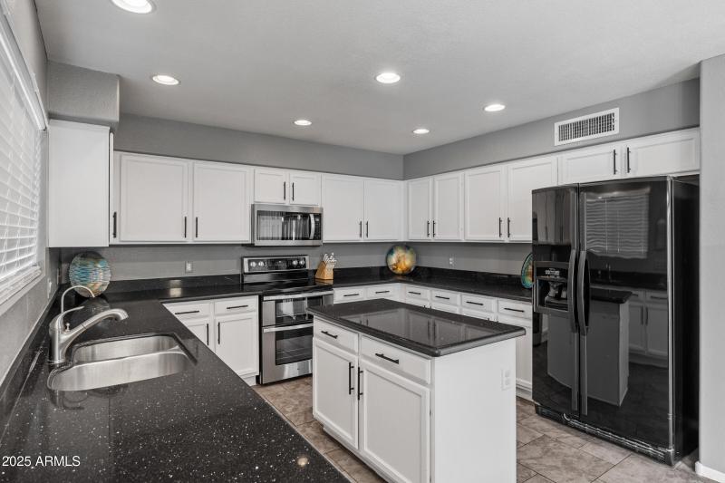 2027 E Parkside Ln-20