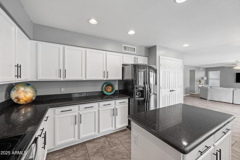 2027 E Parkside Ln-22