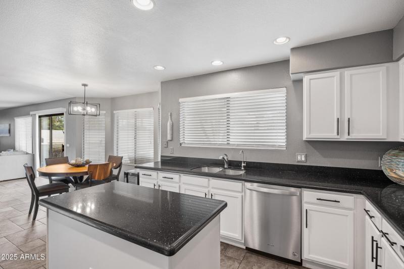 2027 E Parkside Ln-23