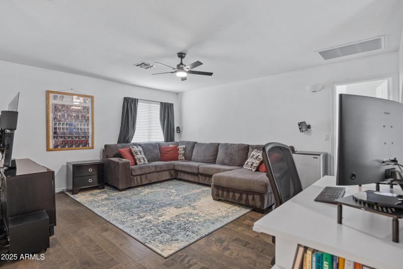 2027 E Parkside Ln-25