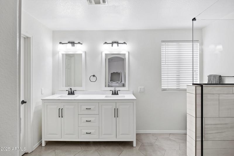 2027 E Parkside Ln-33