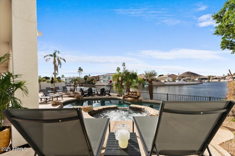 103-Lounge chairs & hot tub