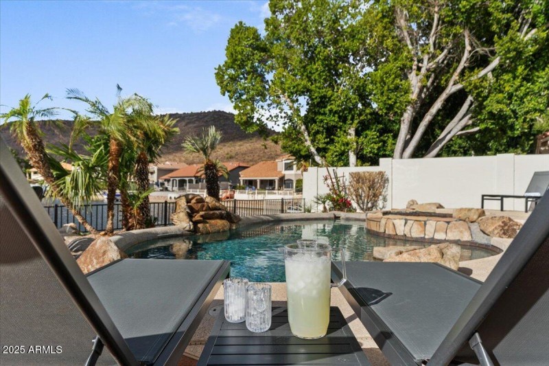 107-Lounge chairs & pool