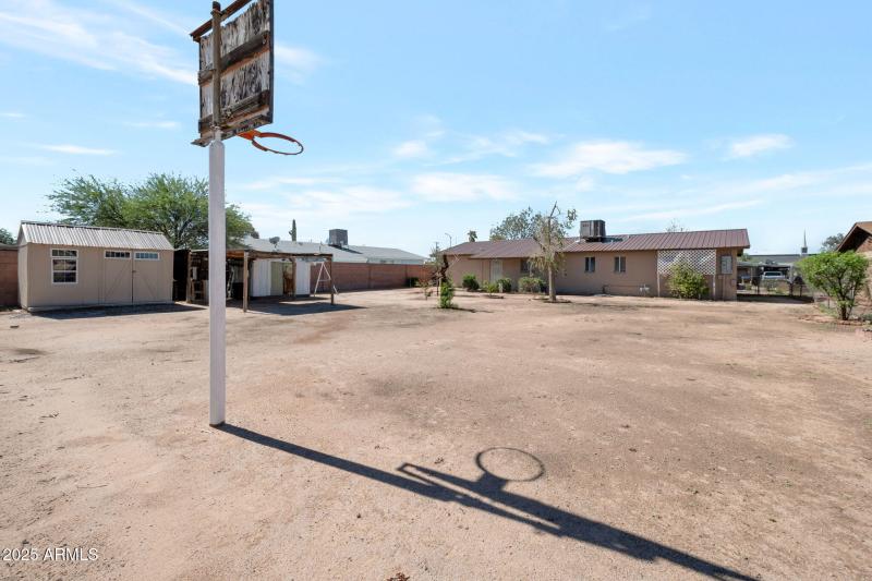 Great storage shed in the back yard
