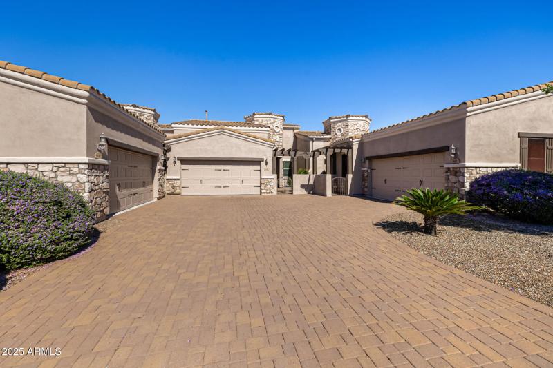 End 1633 sq ft Villa