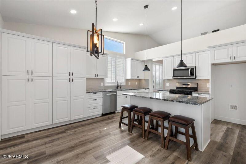 14-Breakfast Nook & Kitchen