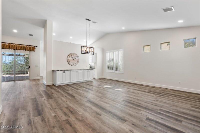 04-Entry to Family_Dining Area