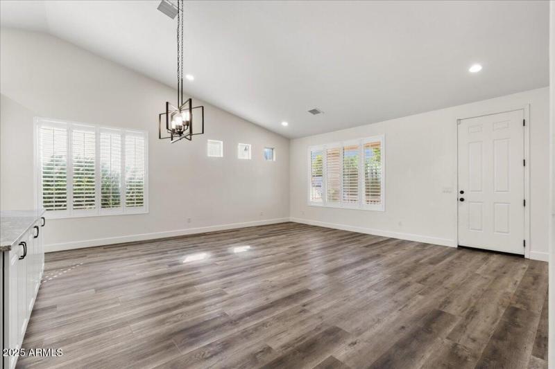 06-Family Room_Dining Area