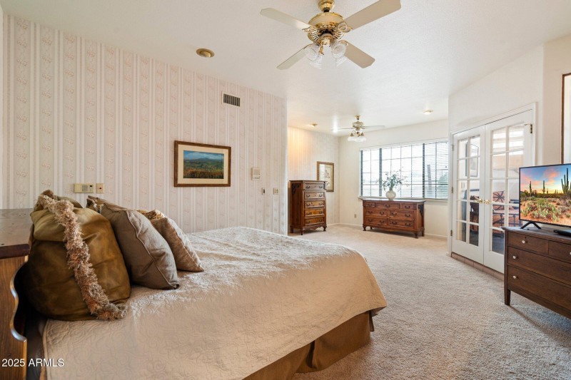 Primary wih Sitting Area