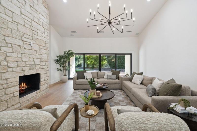 81-web-or-mls-8943-n-80th-pl