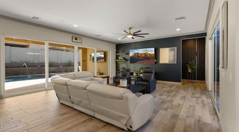 24-web-or-mls-Great Room9