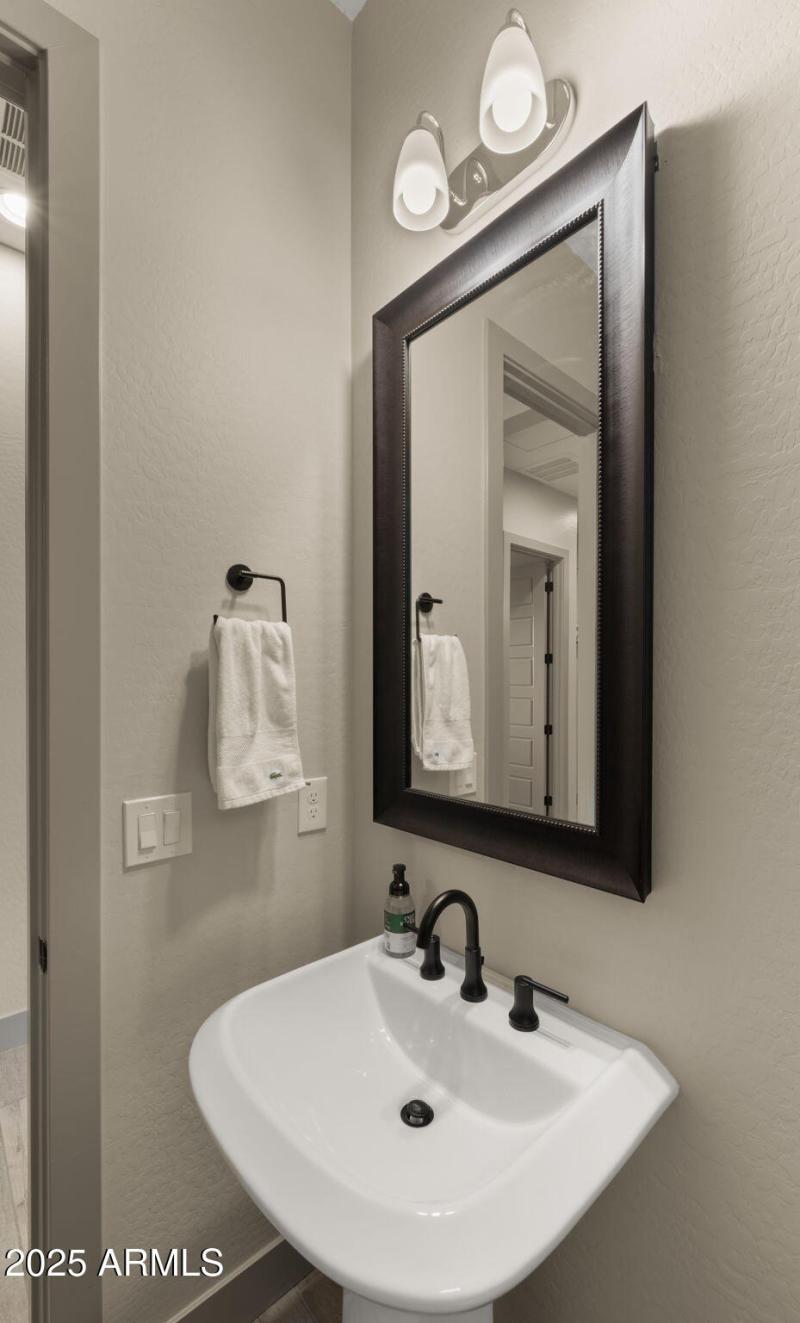 28-web-or-mls-Powder Room