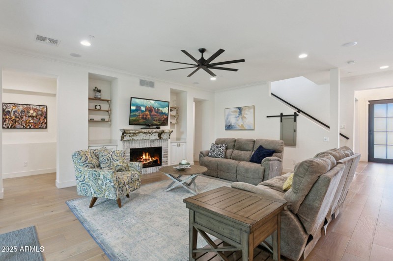 5-web-or-mls-8449-e-lincoln-dr