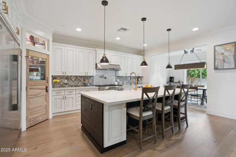 9-web-or-mls-8449-e-lincoln-dr