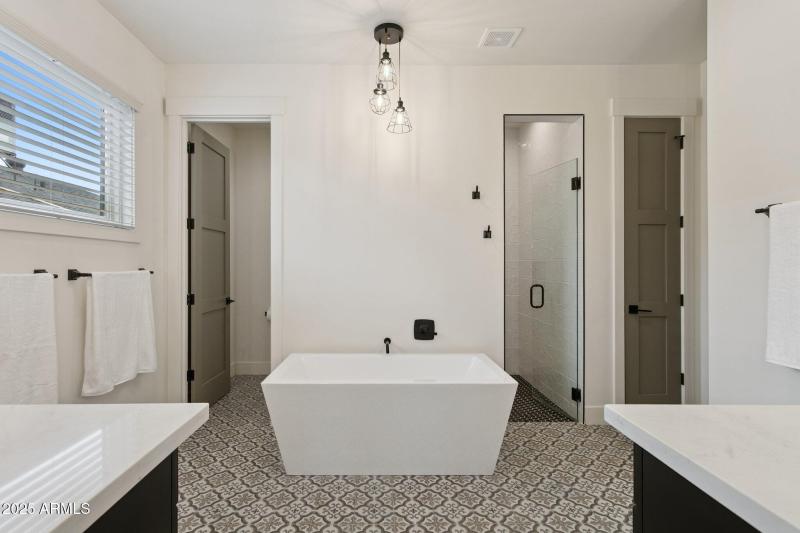 18-web-or-mls-8449-e-lincoln-dr