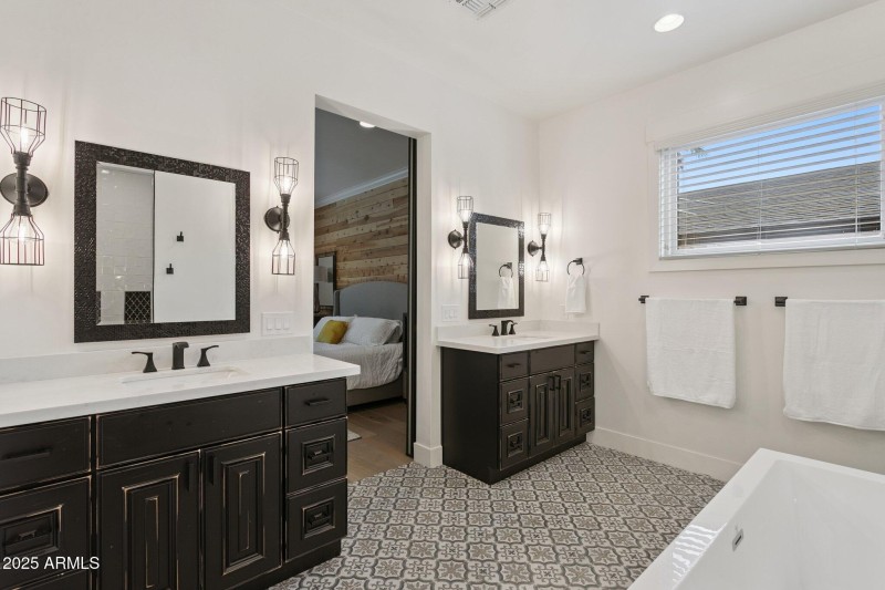 20-web-or-mls-8449-e-lincoln-dr