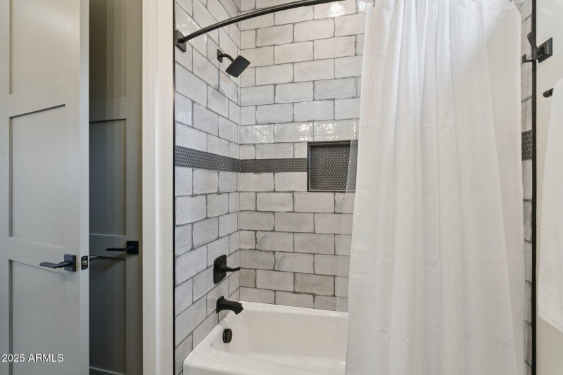 33-web-or-mls-8449-e-lincoln-dr