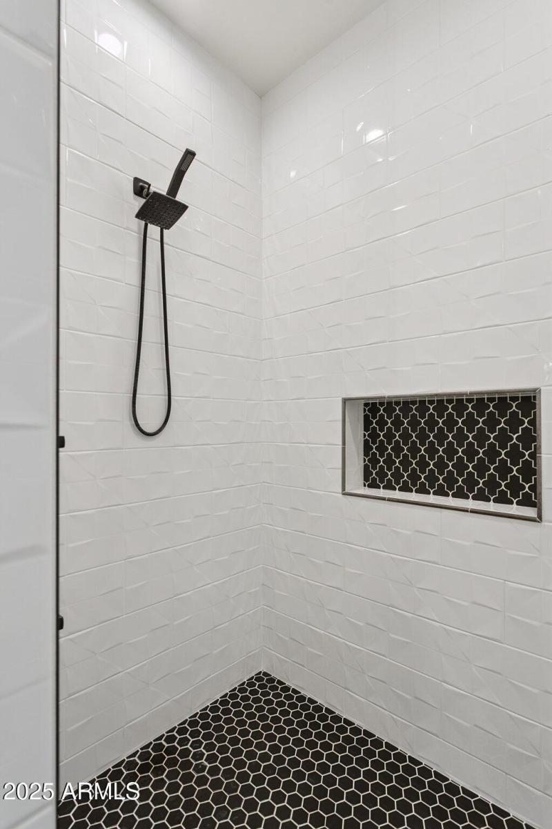 34-web-or-mls-8449-e-lincoln-dr