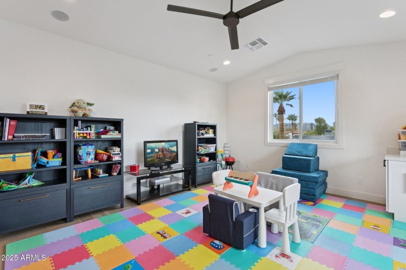 38-web-or-mls-8449-e-lincoln-dr