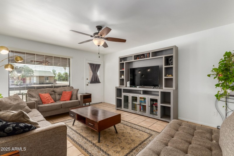 602 Judi Dr - Living Room