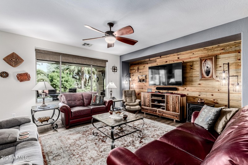 Beautiful Great Room to Entertain