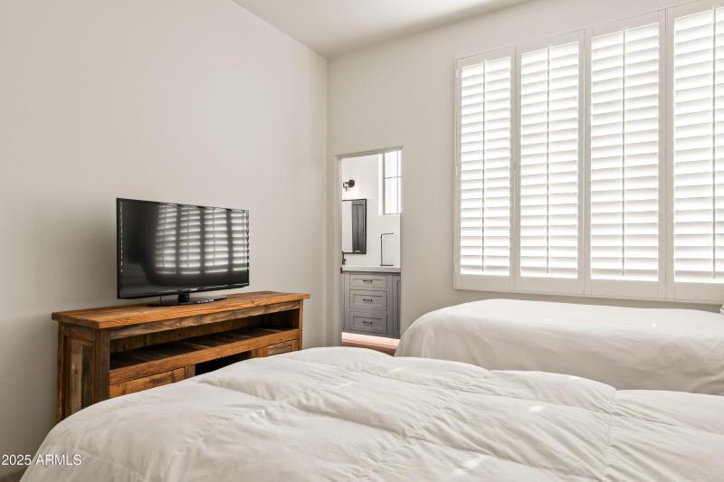 022_Roomy Guest Bedroom !