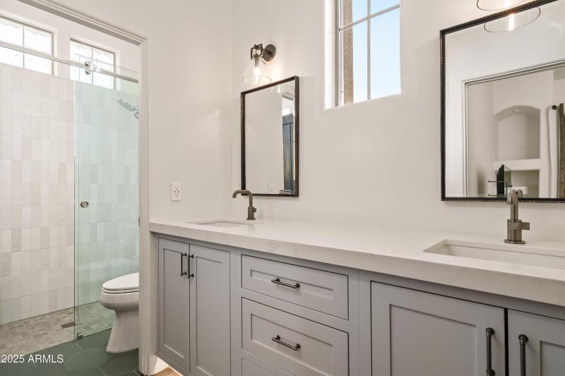 023_Spacious Jack & Jill Bath