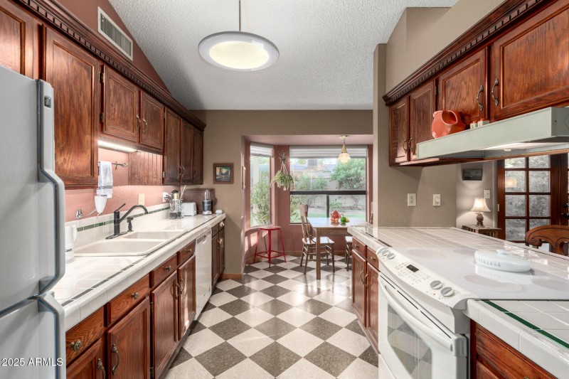 3123 E Charleston Ave