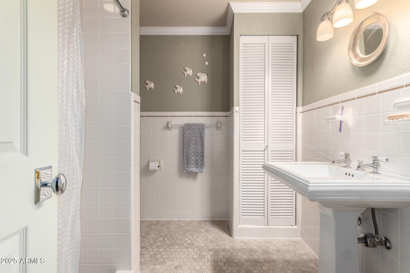 3123 E Charleston Ave