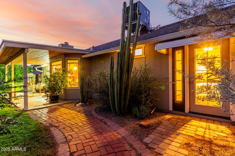 3123 E Charleston Ave