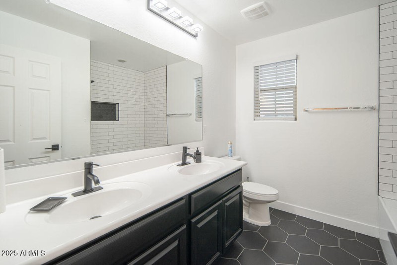 20250919_15766-W-McKinley-St_16