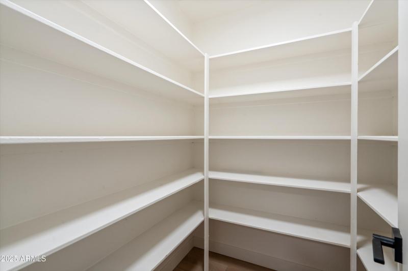23-Walk-in Closet