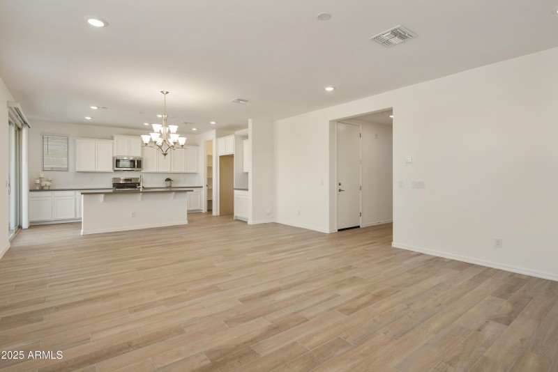 KITCHEN / GREAT ROOM
