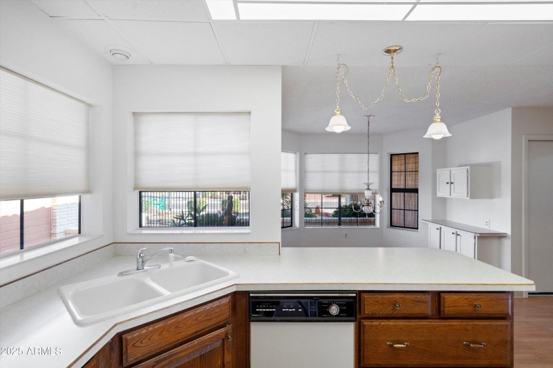 21-Kitchen & Breakfast