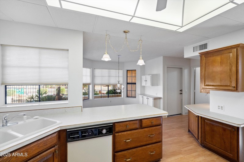 22-Kitchen & Breakfast