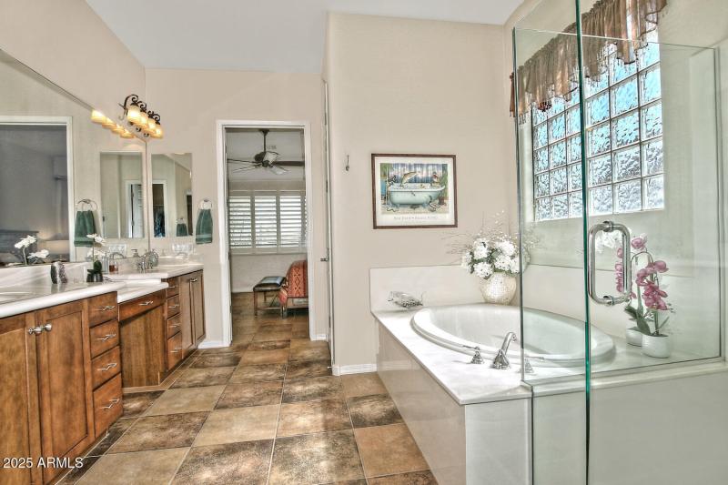 3573 N Presidential Dr-large-039-018-Pri