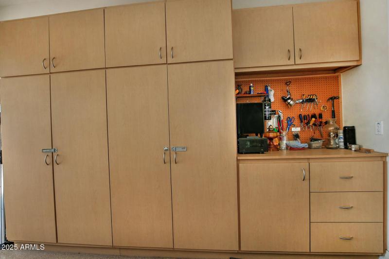 3573 N Presidential Dr-large-057-038-Gar