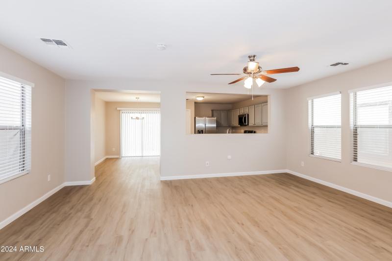 001-photo-living-room-11762306