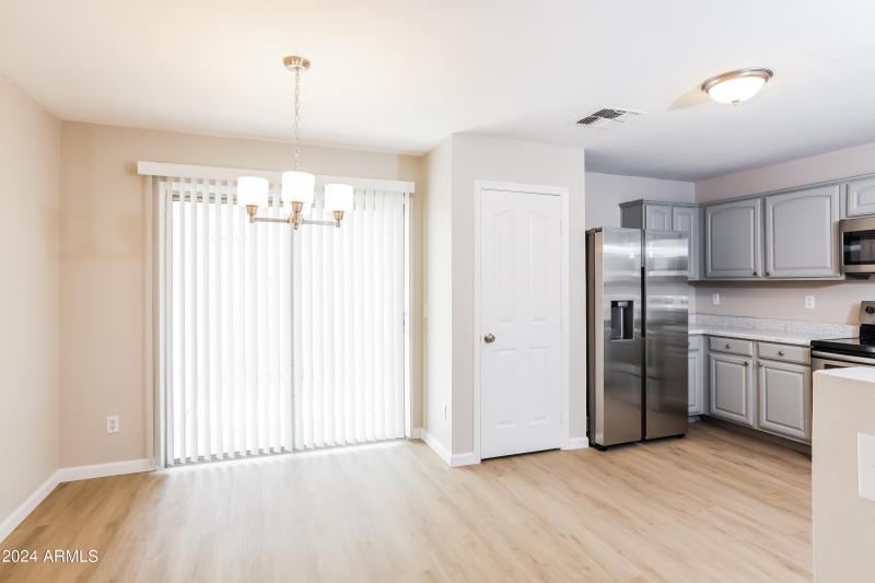 003-photo-dining-room-11762309