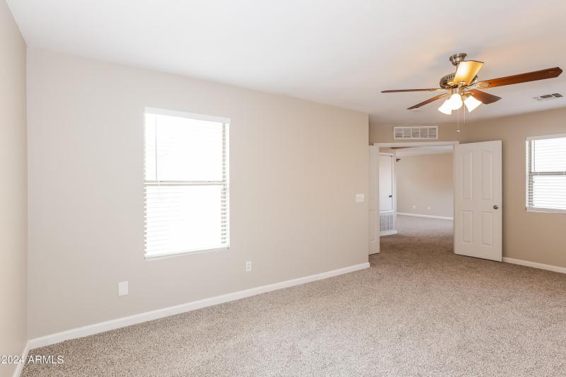 008-photo-main-bedroom-11762299