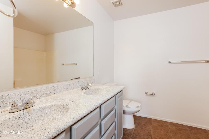 009-photo-main-bathroom-11762300