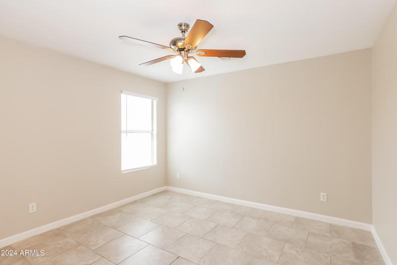 010-photo-bedroom-11762301