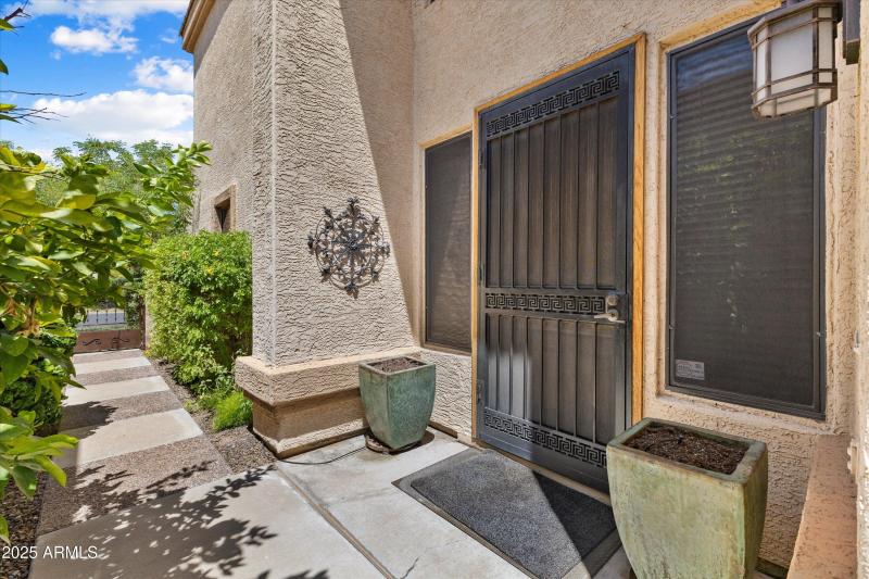 04-8100 E Camelback Rd