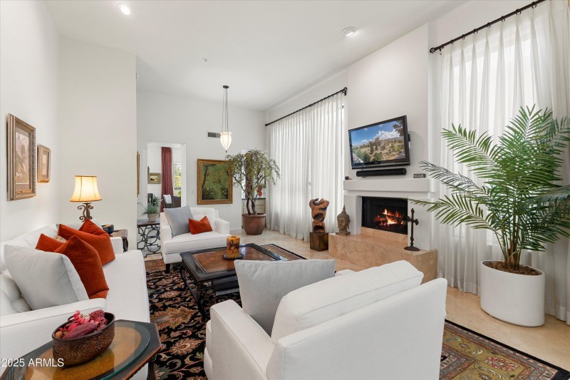 09-8100 E Camelback Rd