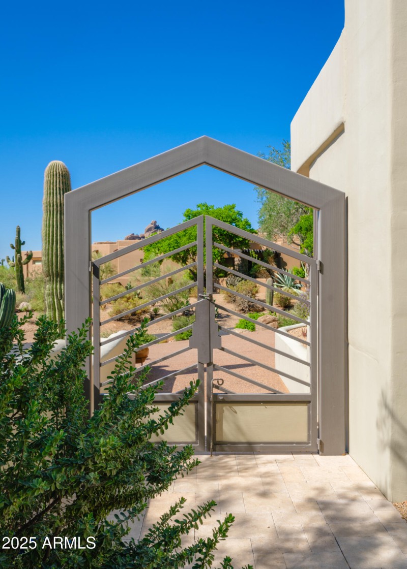 Listings_2014_SmoketreeDr_Images-17